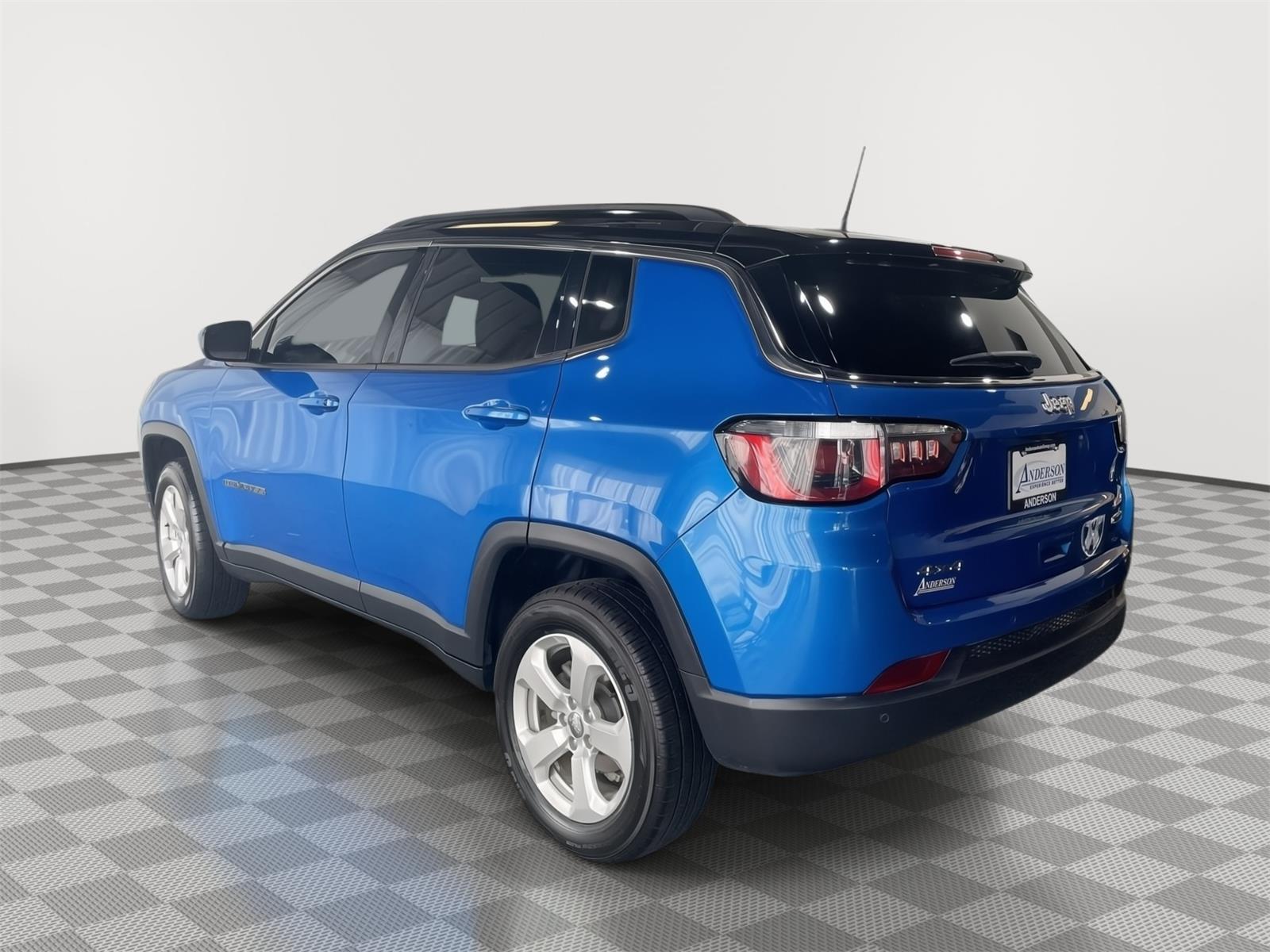 Vehicle photo 10