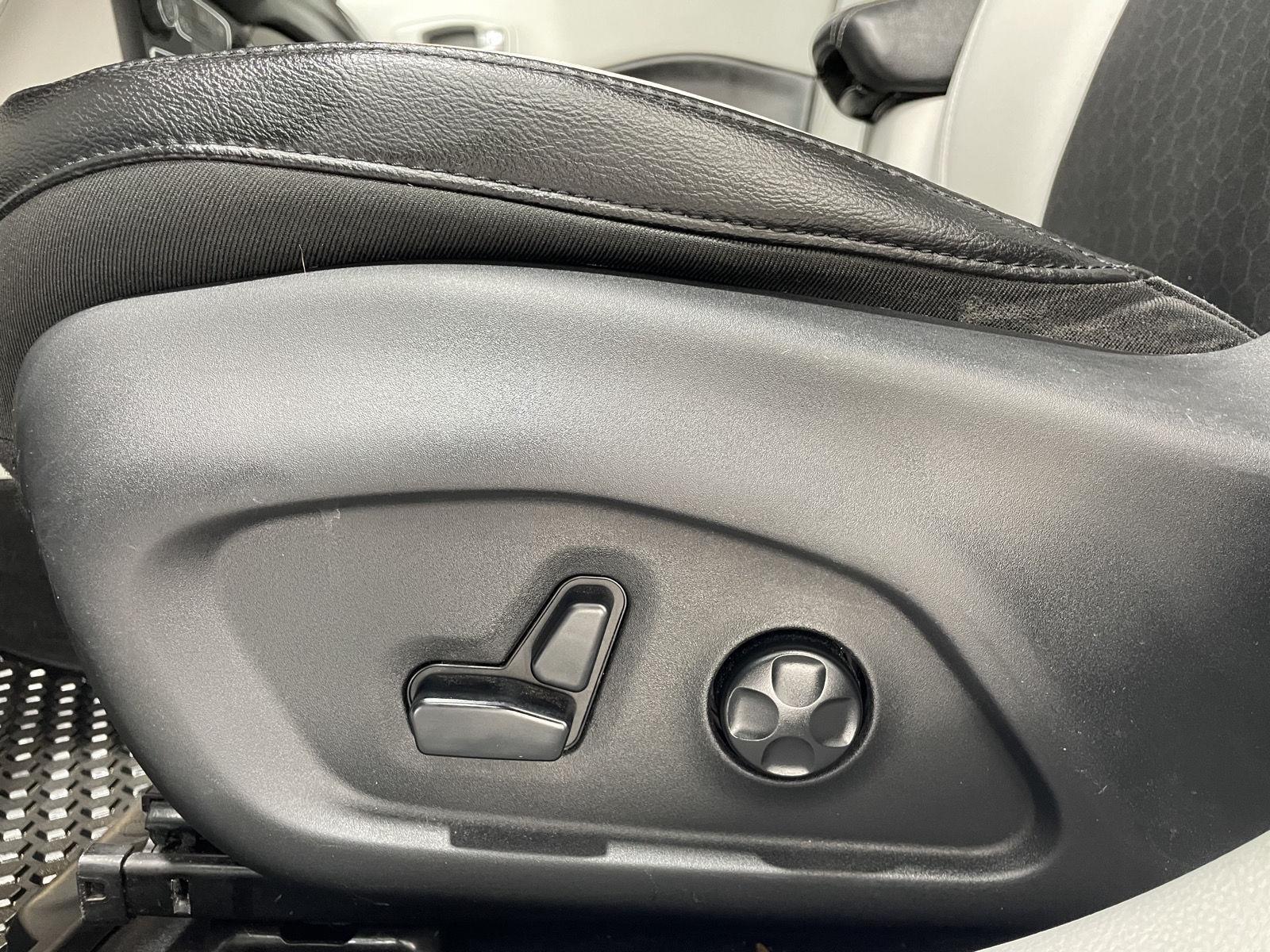 Vehicle photo 21