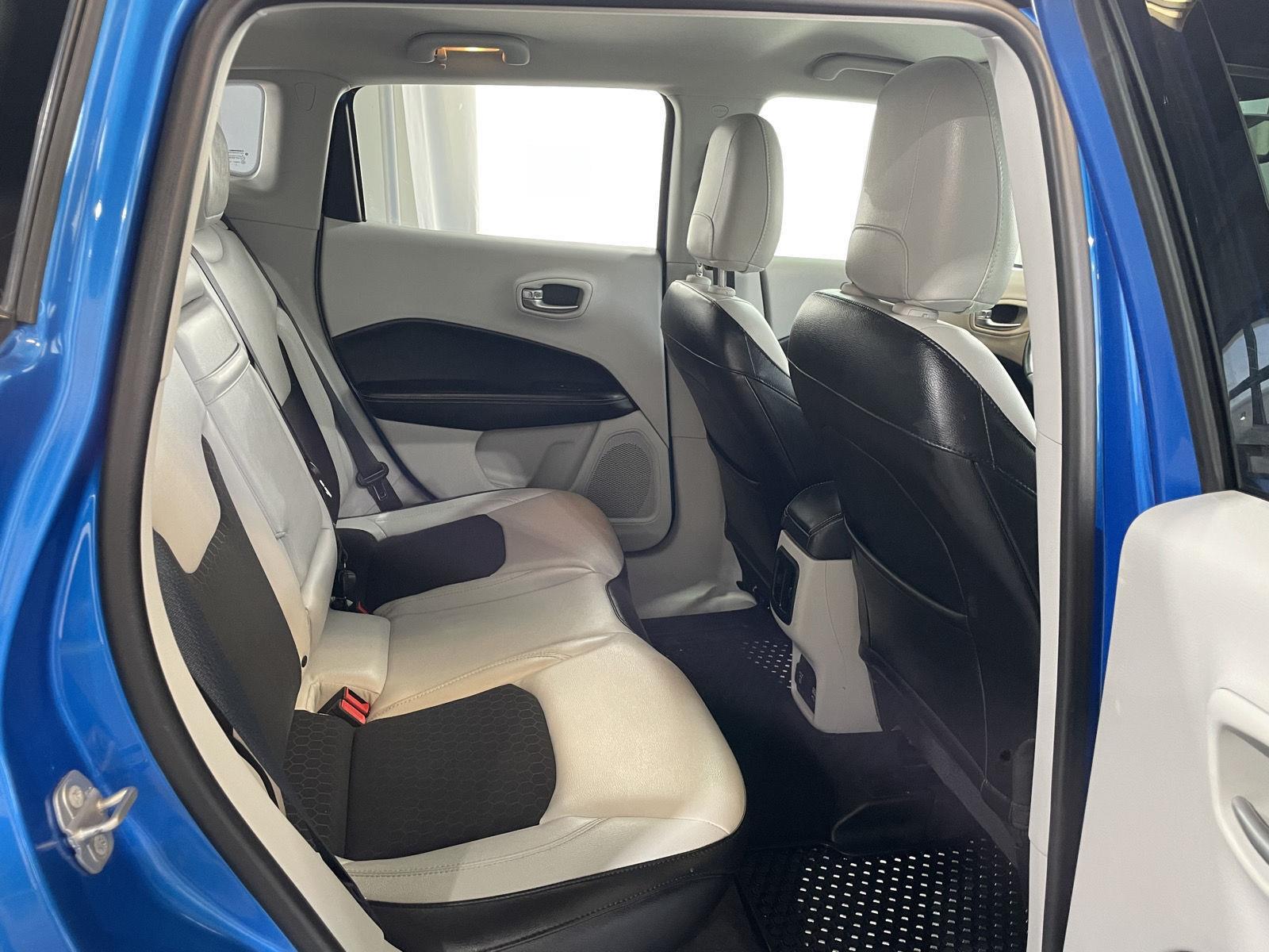 Vehicle photo 30