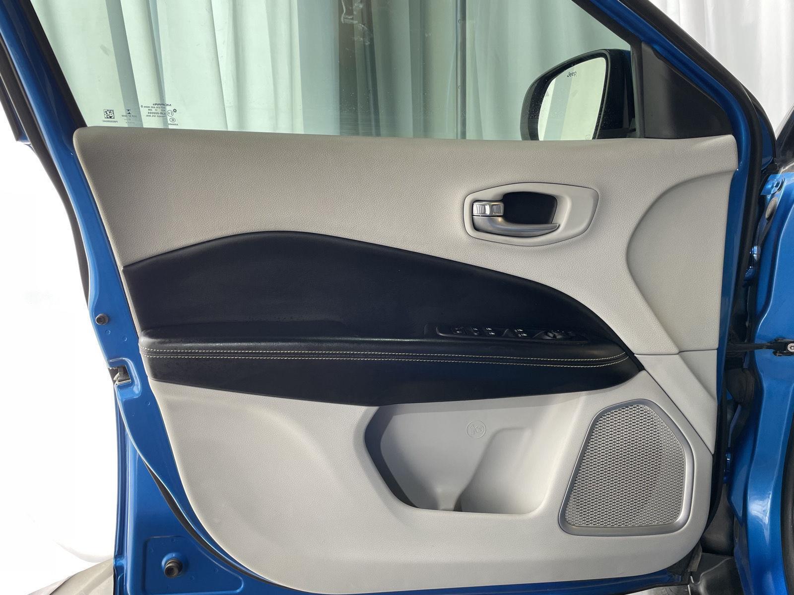 Vehicle photo 18