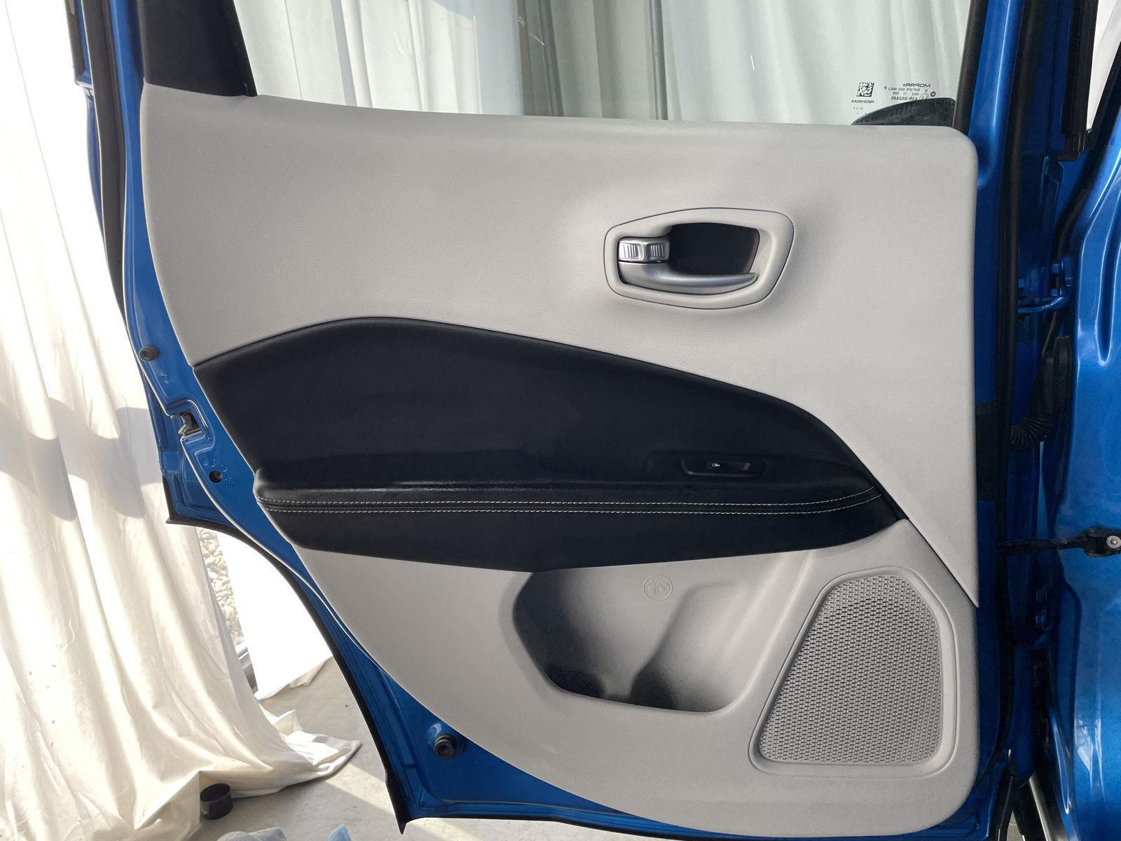 Vehicle photo 29