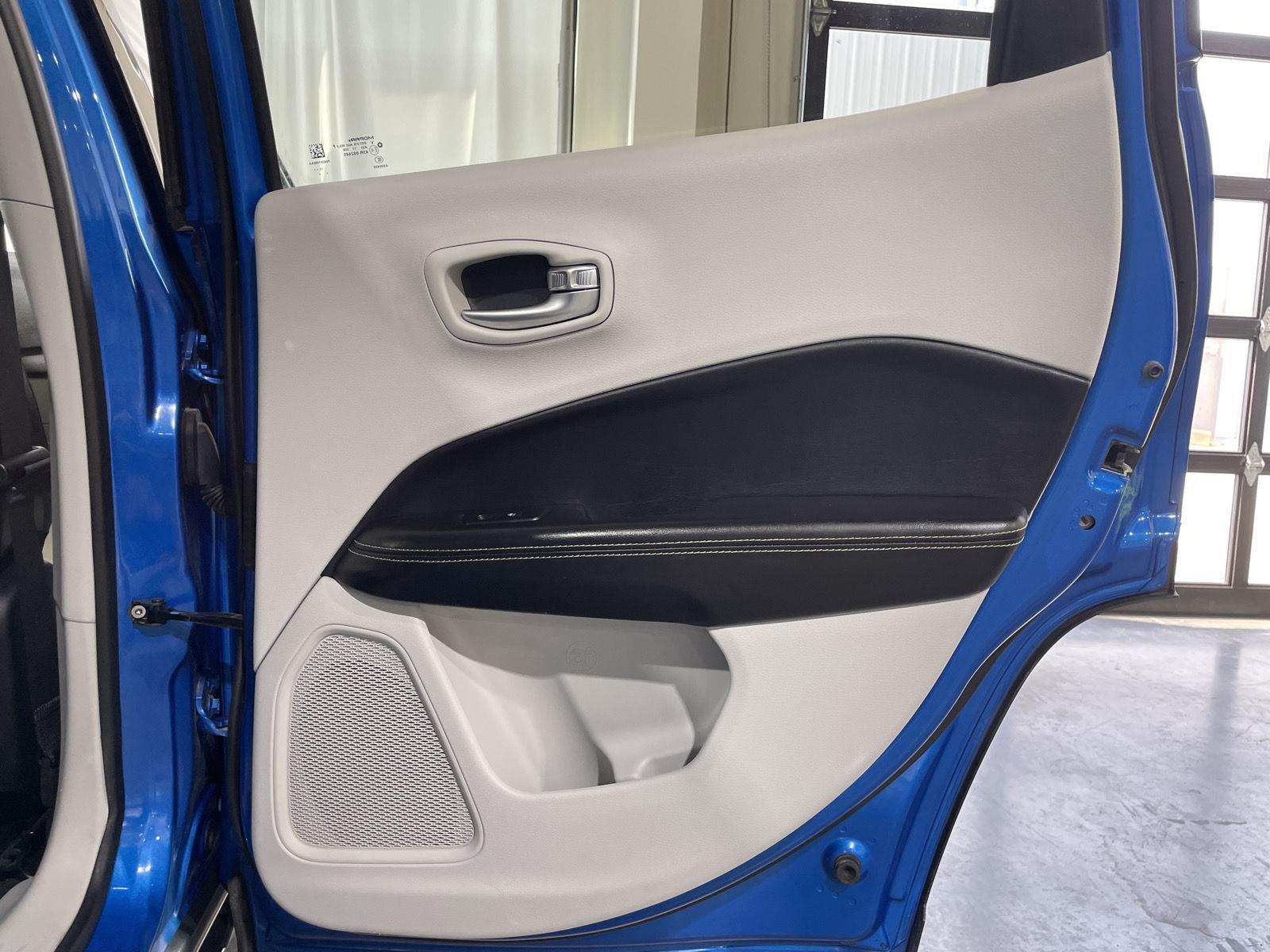 Vehicle photo 27
