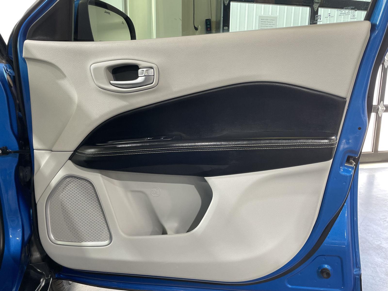 Vehicle photo 24