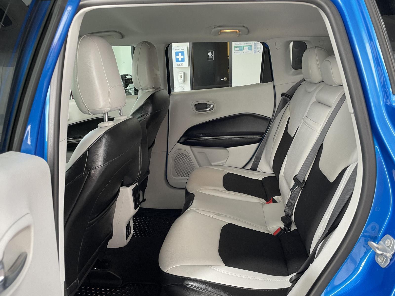 Vehicle photo 28