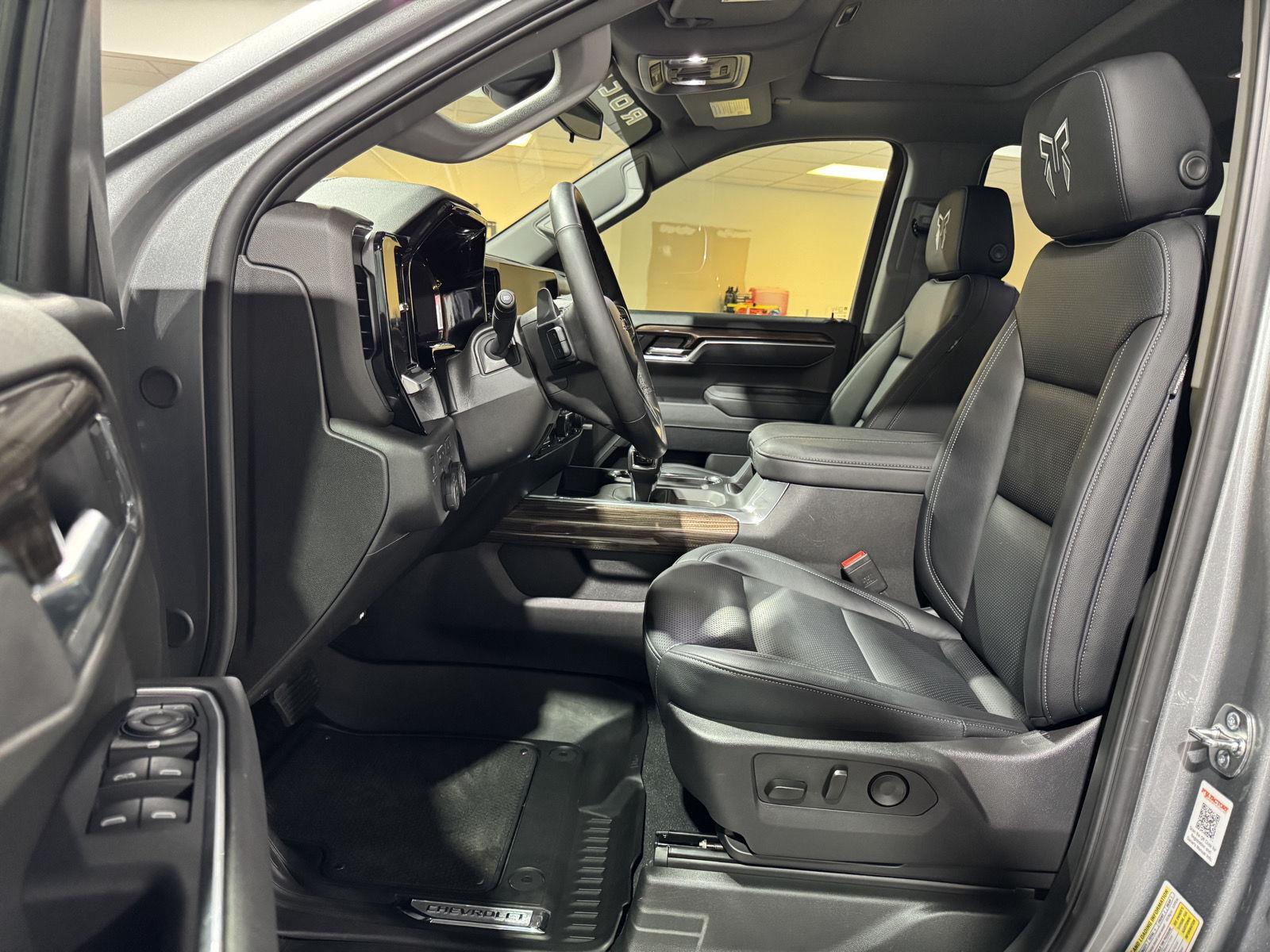 Vehicle photo 19