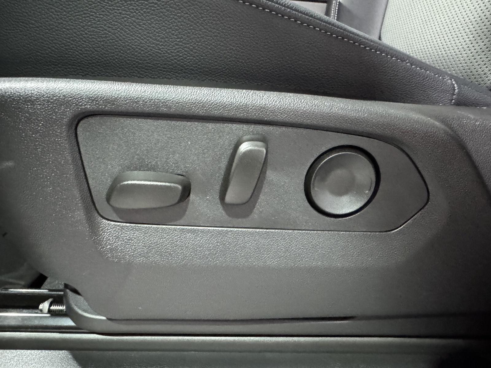 Vehicle photo 21