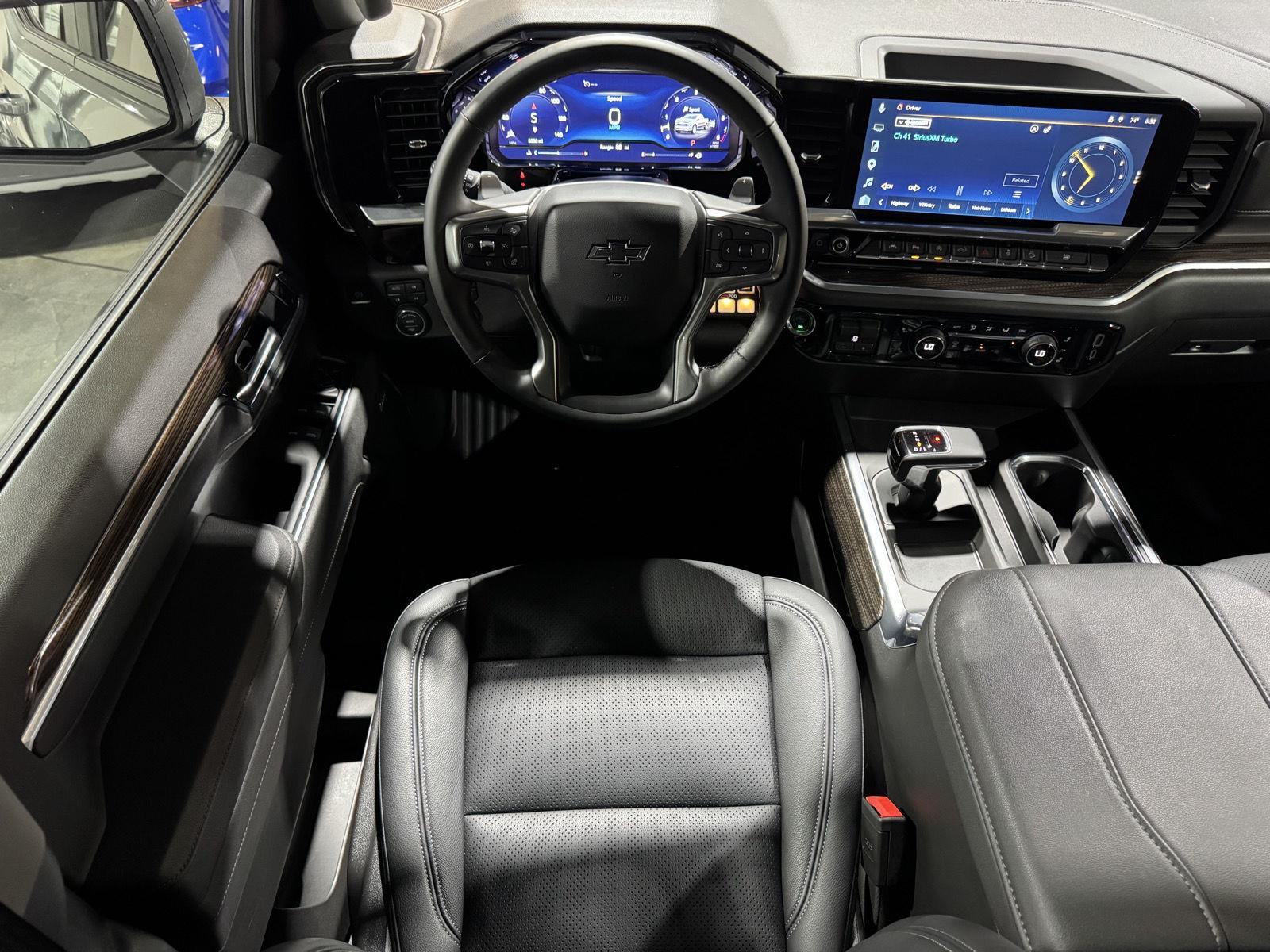 Vehicle photo 23