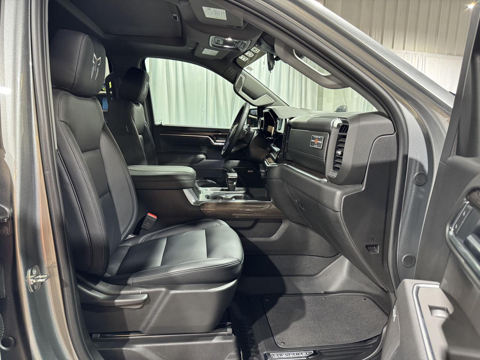 Vehicle photo 25