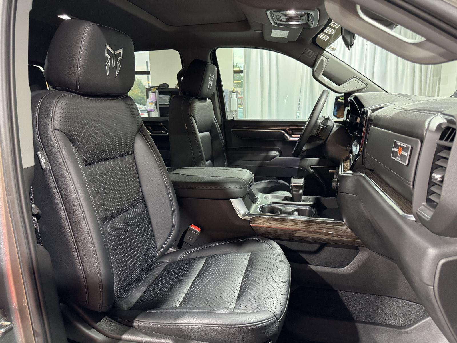 Vehicle photo 26