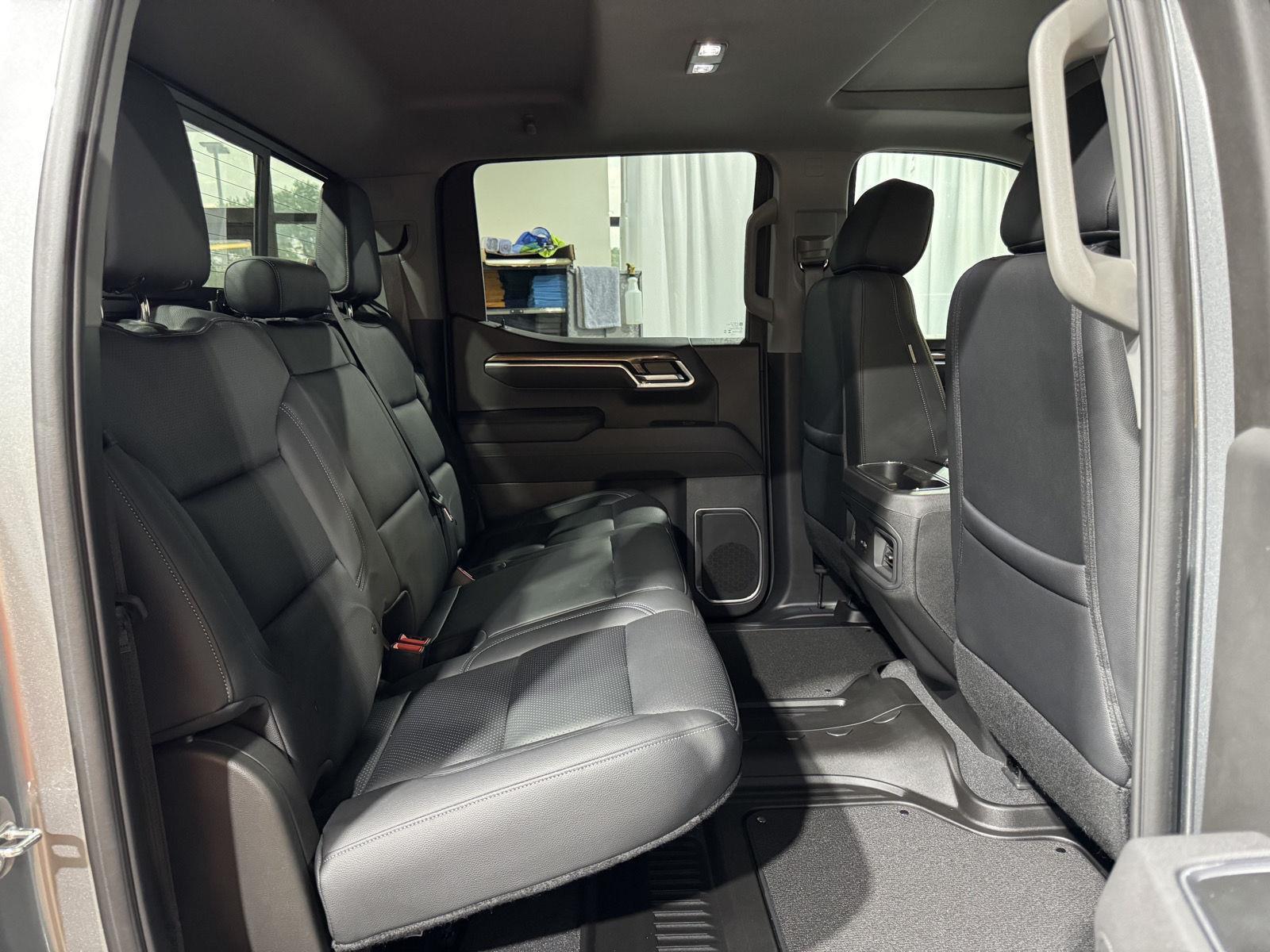 Vehicle photo 28