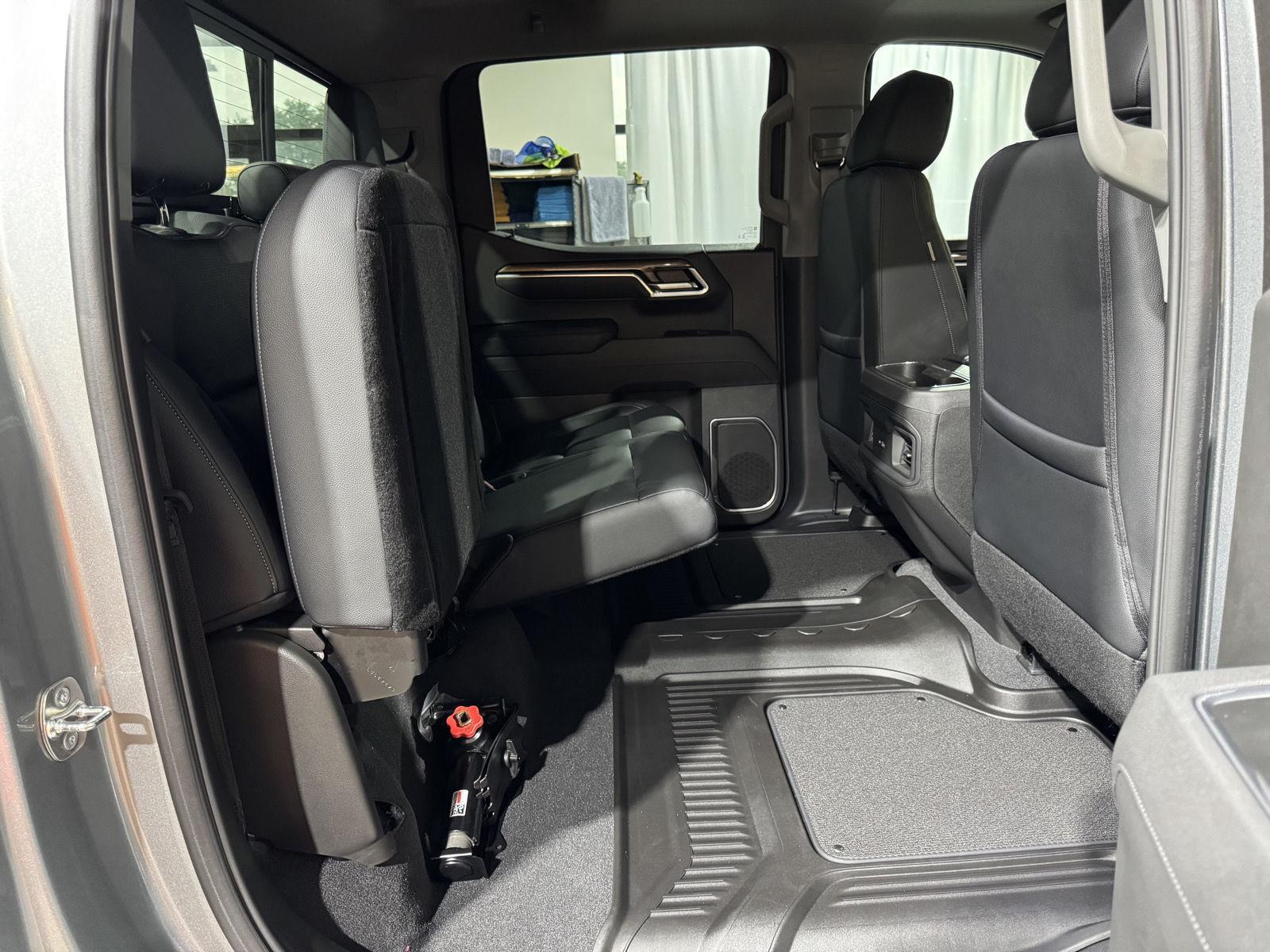 Vehicle photo 29