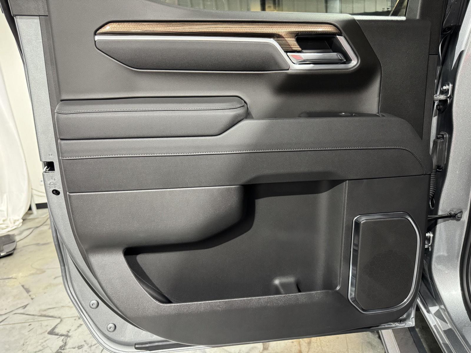 Vehicle photo 30