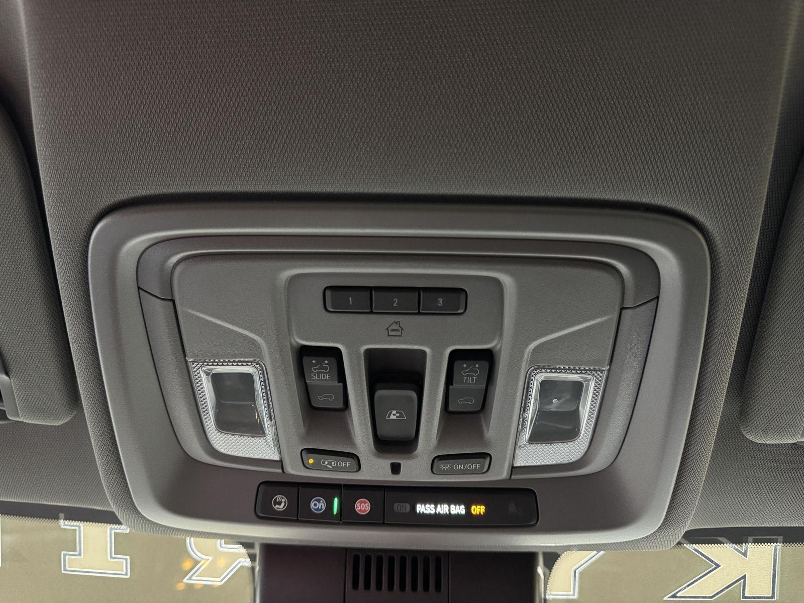 Vehicle photo 32