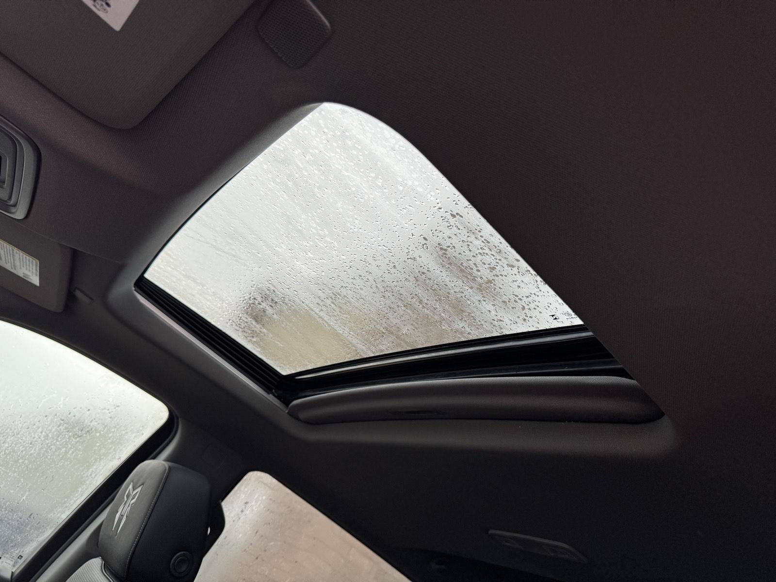 Vehicle photo 33