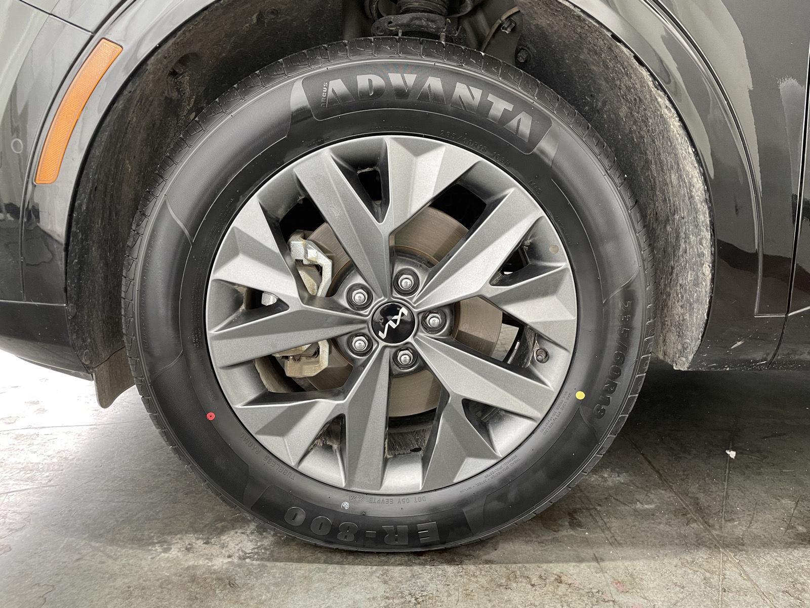 Vehicle photo 10