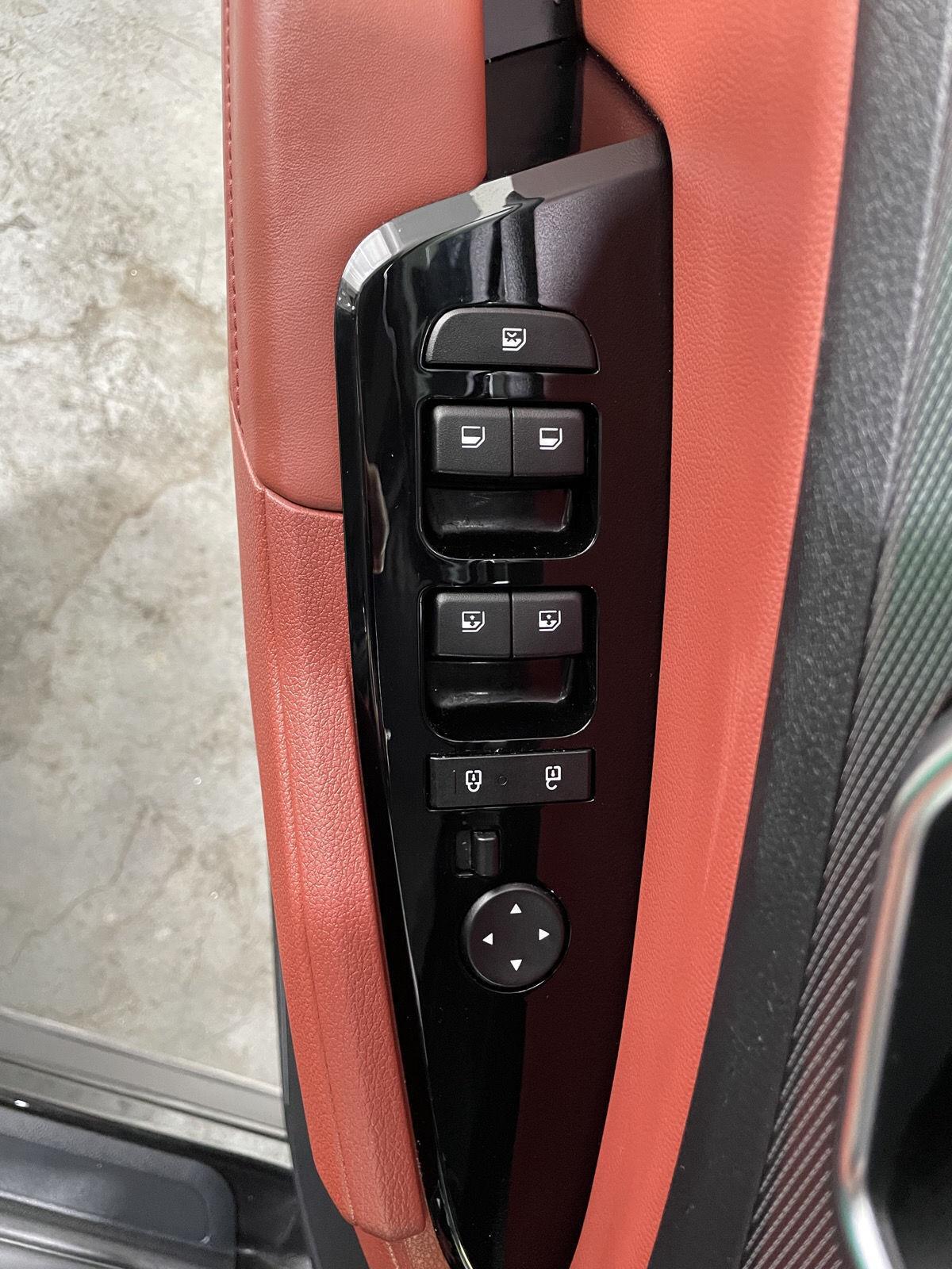 Vehicle photo 17