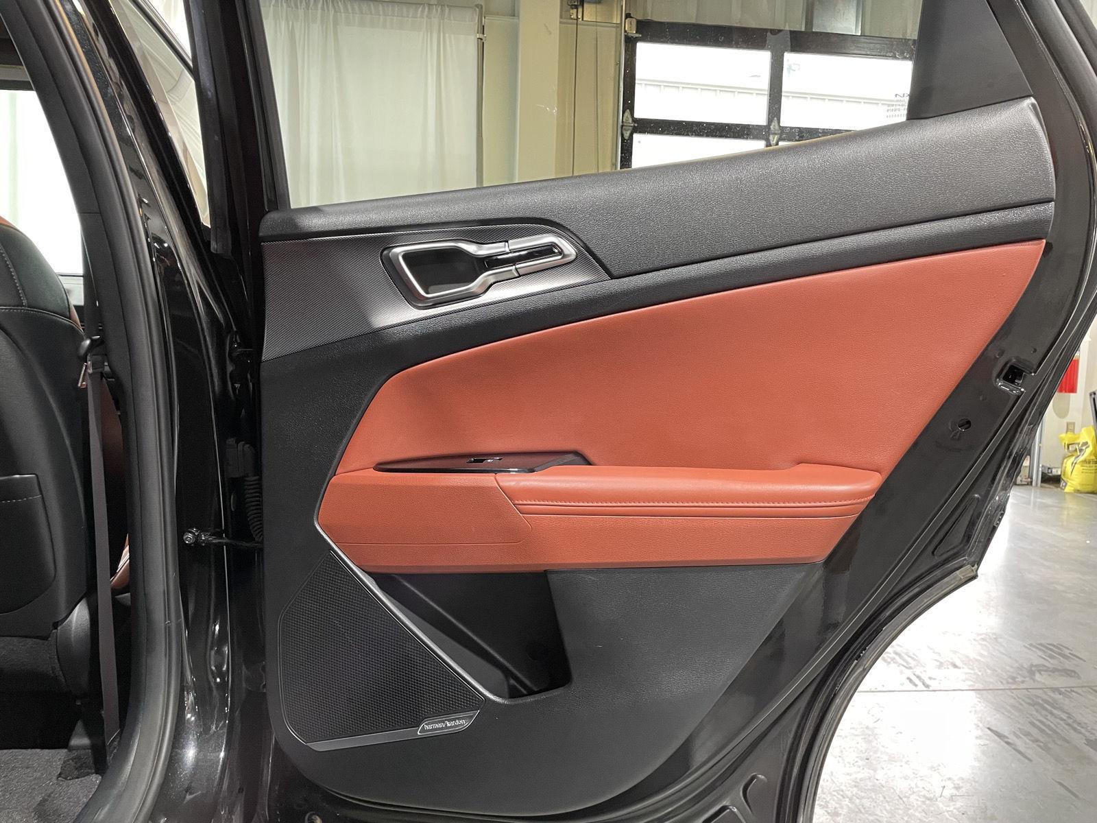 Vehicle photo 23