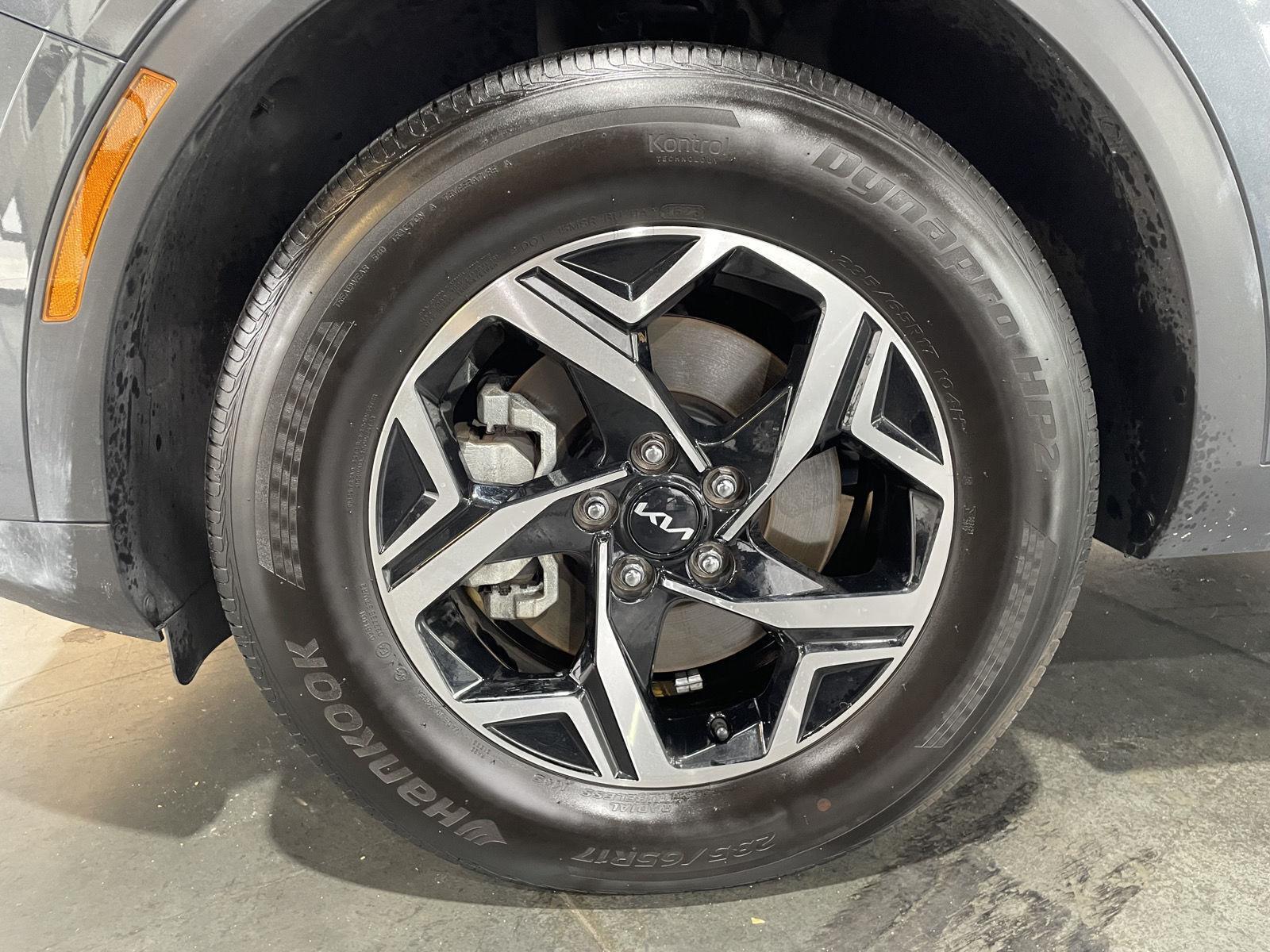 Vehicle photo 10