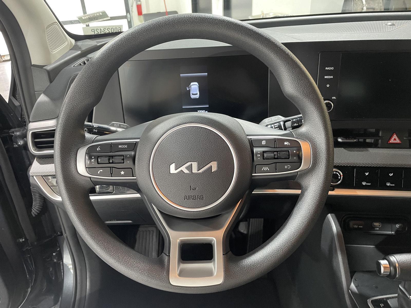 Vehicle photo 12