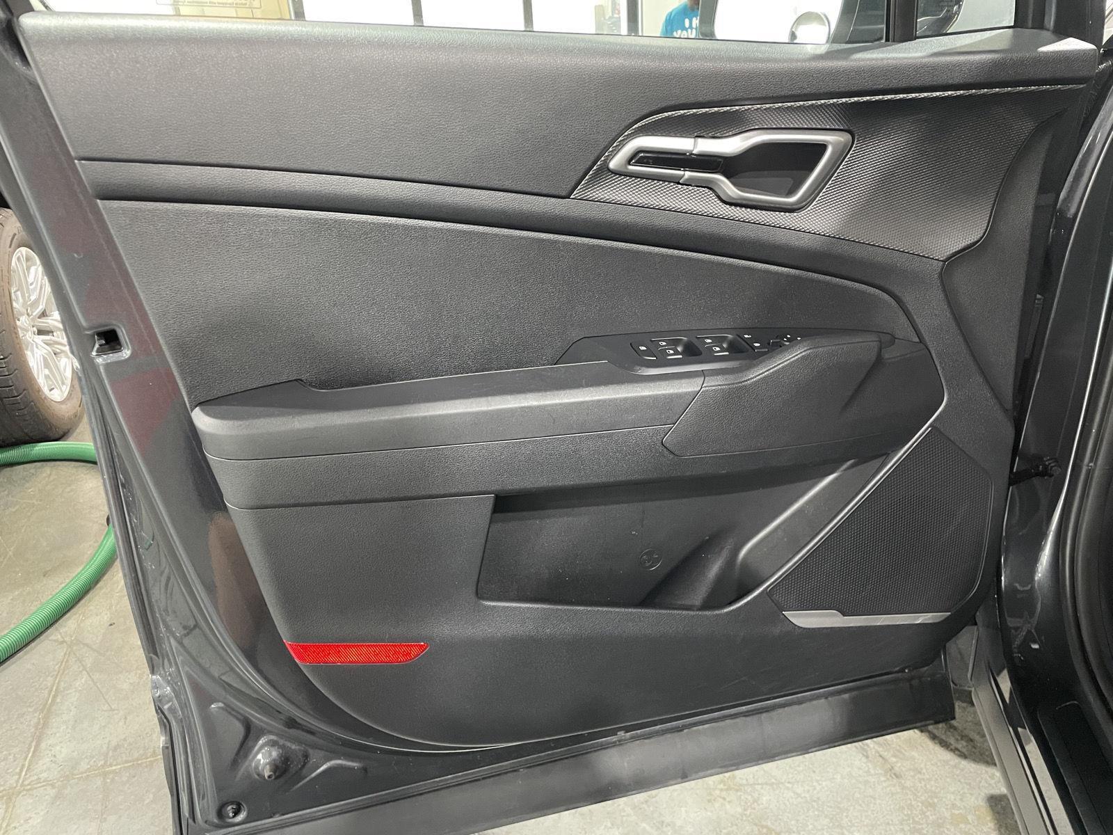 Vehicle photo 24