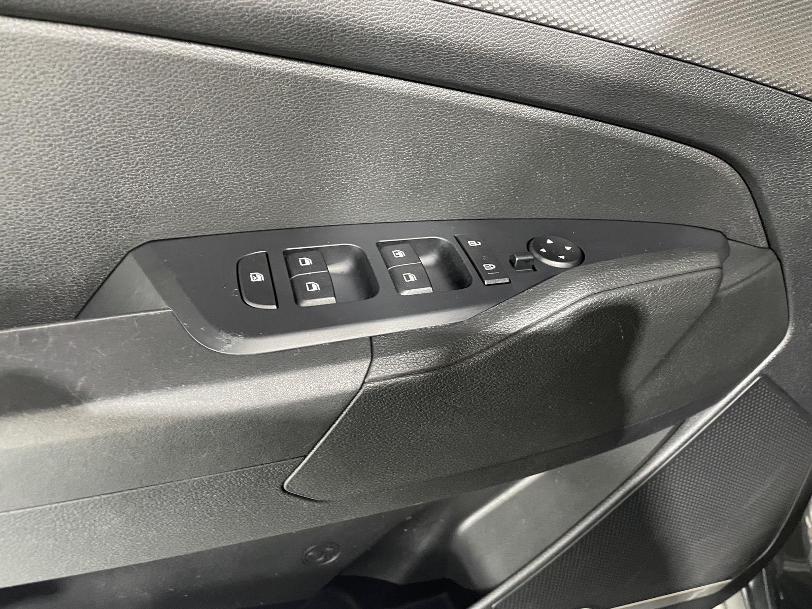 Vehicle photo 25