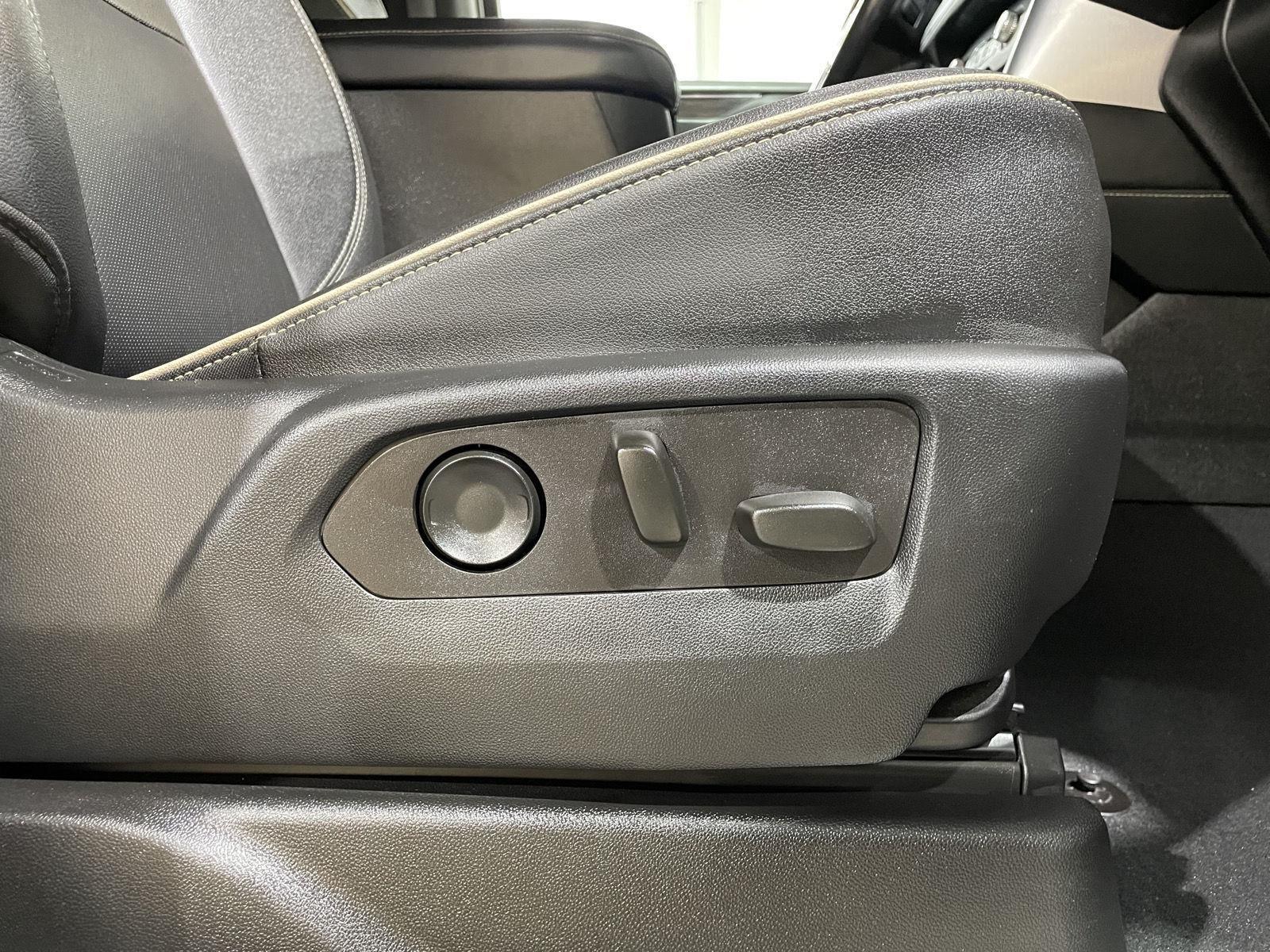 Vehicle photo 30