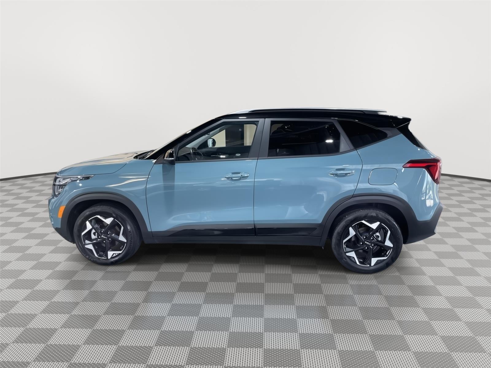 Vehicle photo 2