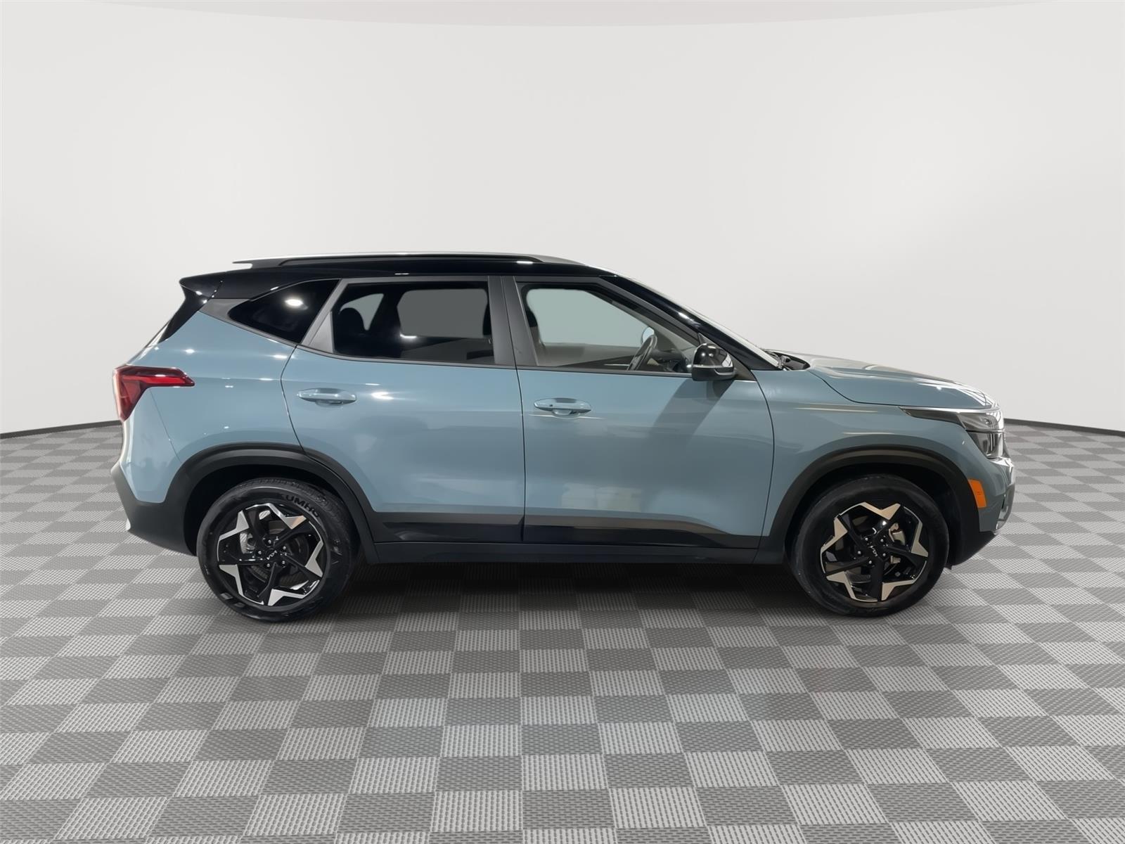 Vehicle photo 6