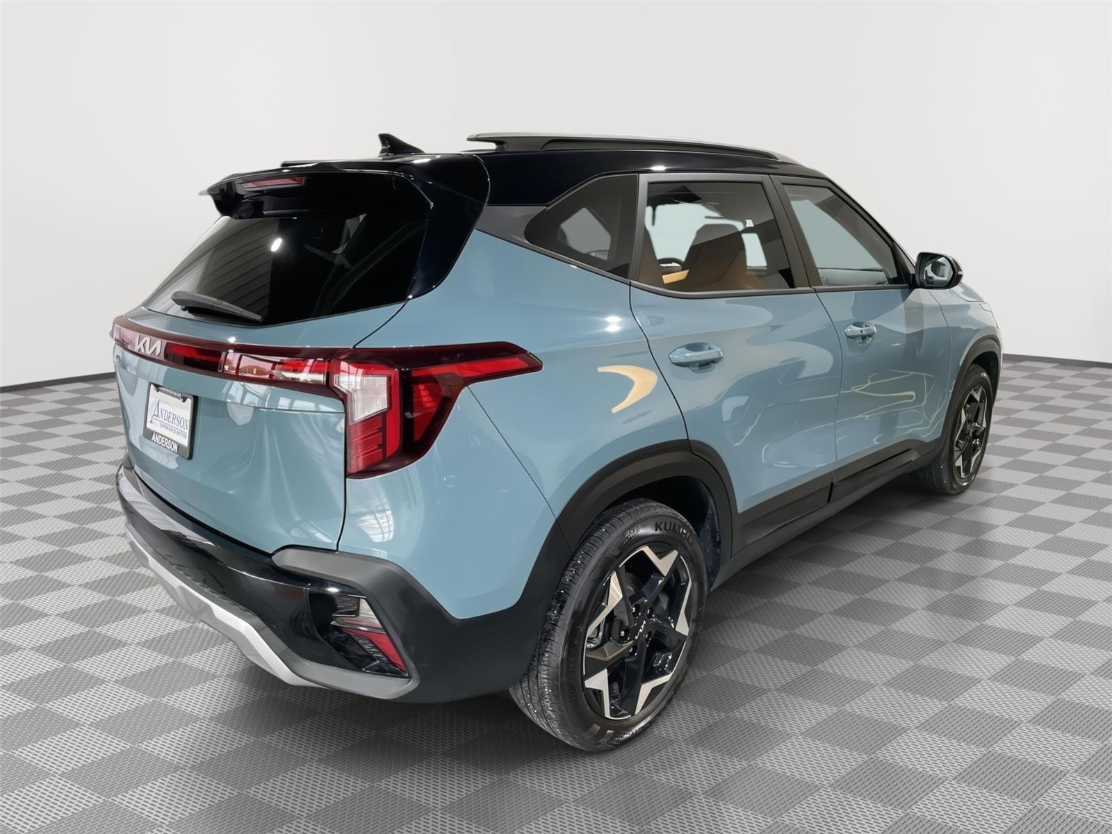 Vehicle photo 7