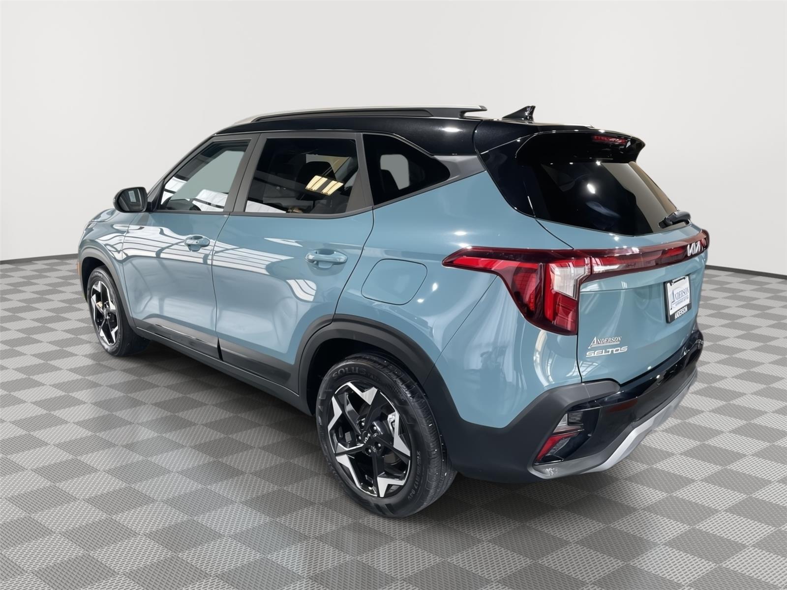 Vehicle photo 9