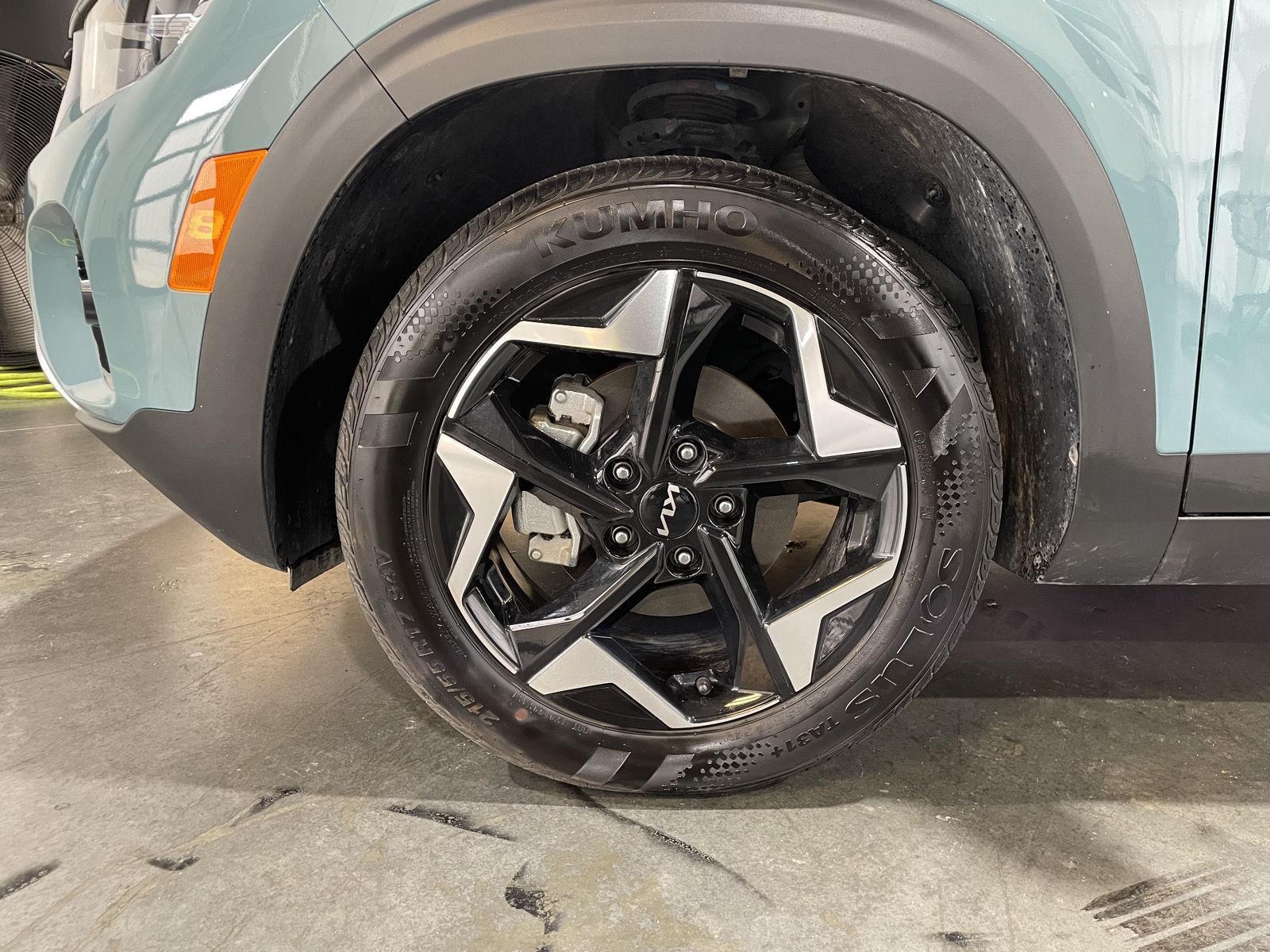 Vehicle photo 10