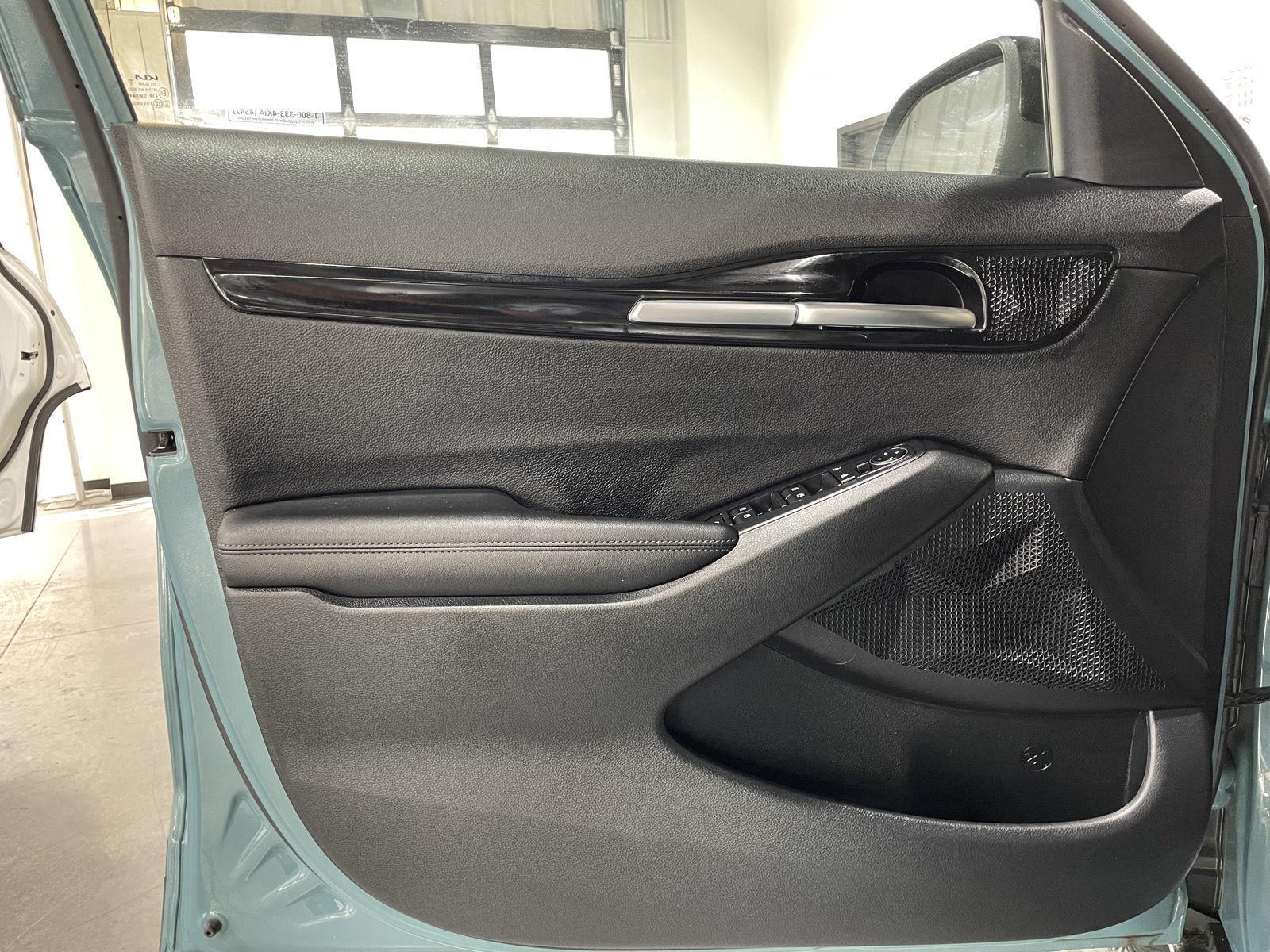 Vehicle photo 17