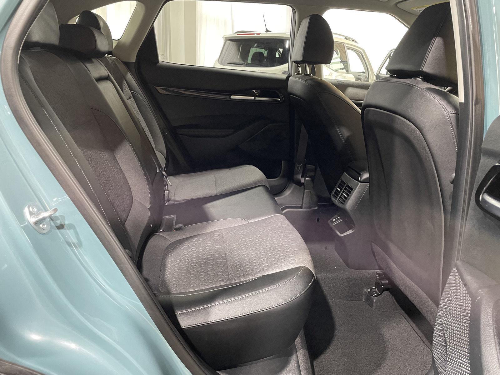 Vehicle photo 23