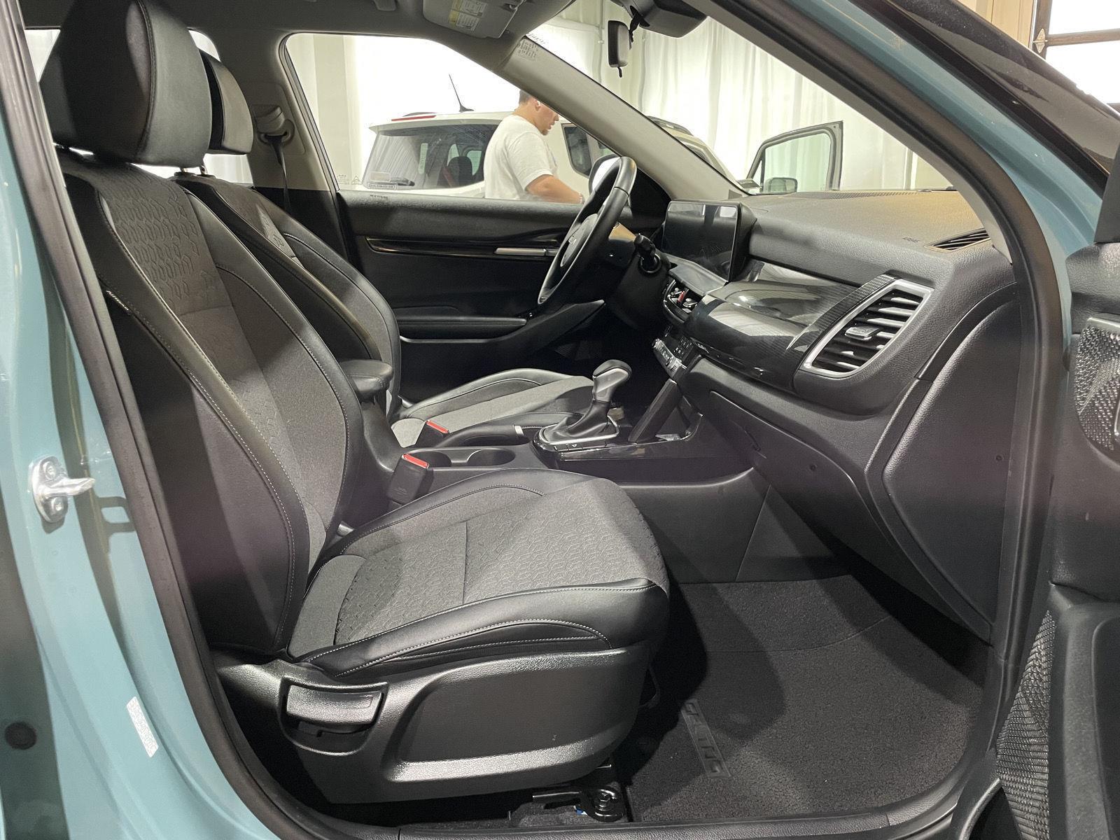 Vehicle photo 25
