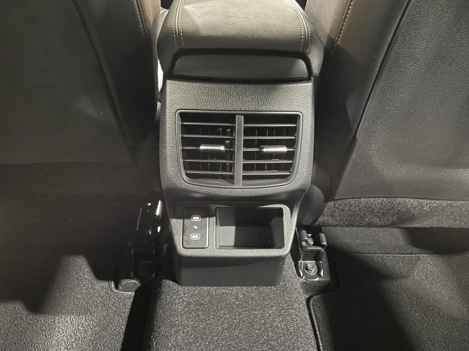 Vehicle photo 32