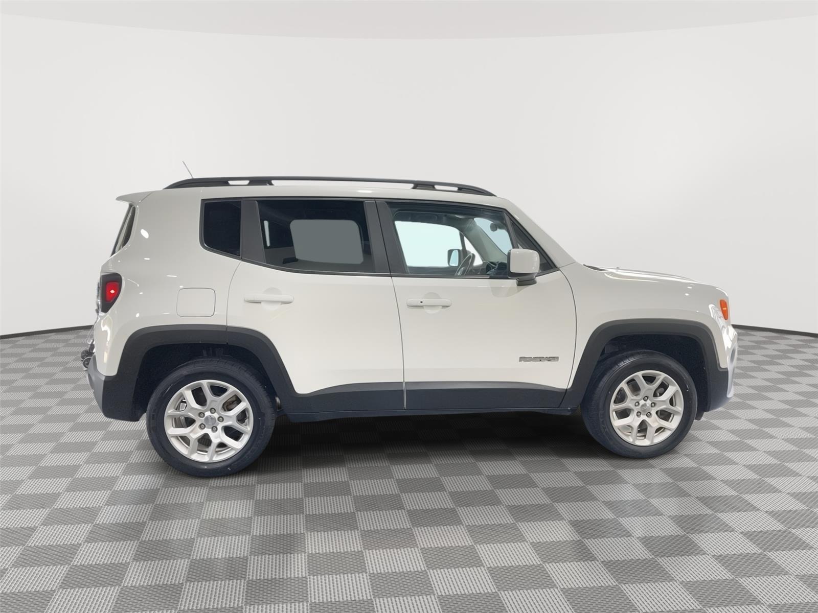 Vehicle photo 6
