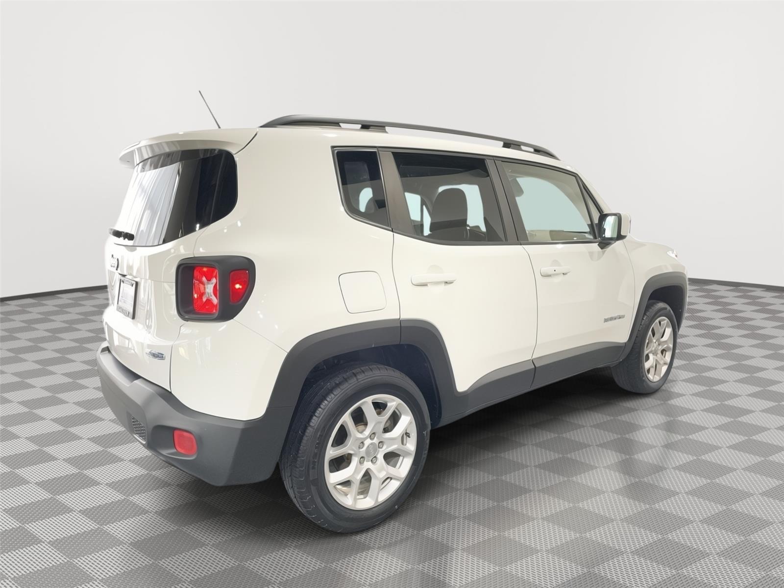 Vehicle photo 7