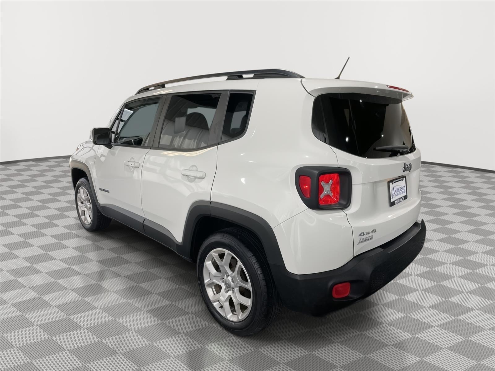 Vehicle photo 9