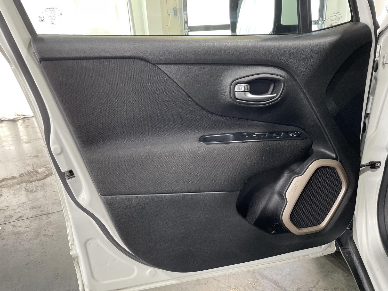 Vehicle photo 17