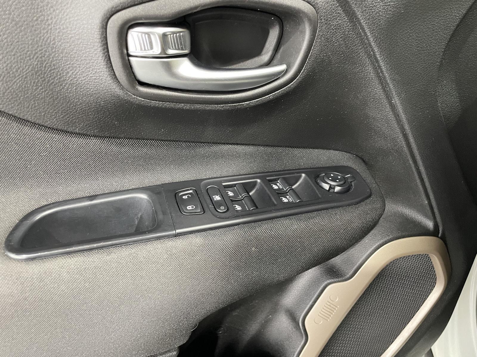 Vehicle photo 18