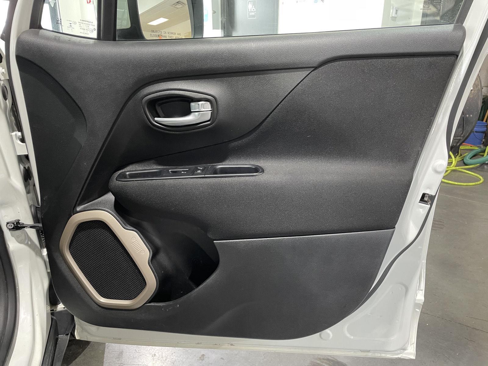 Vehicle photo 23
