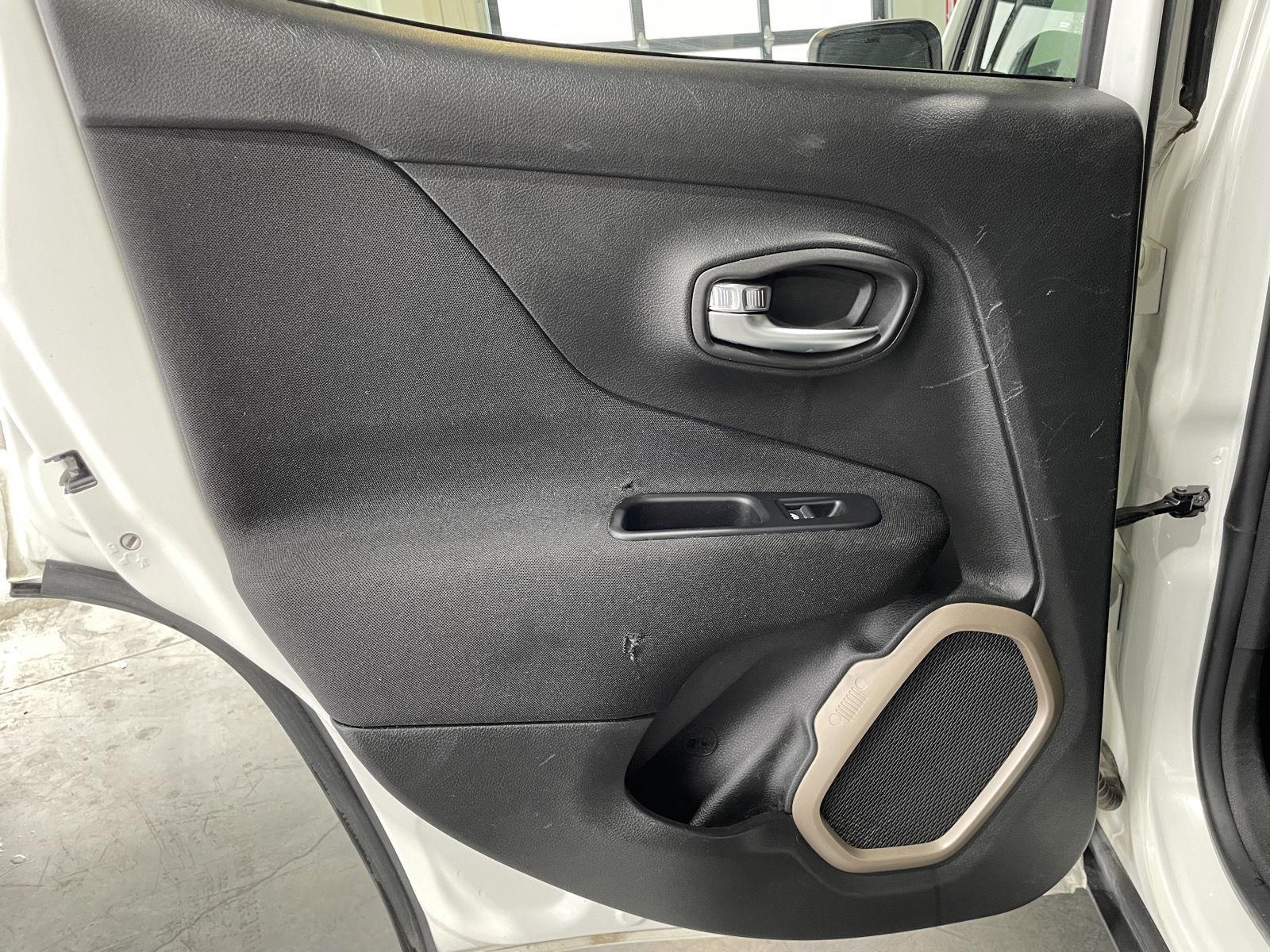Vehicle photo 28