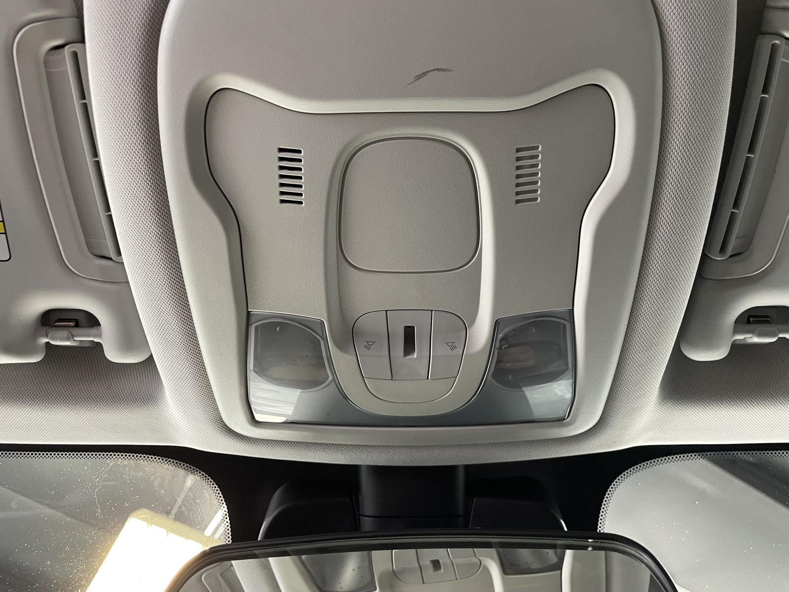 Vehicle photo 30