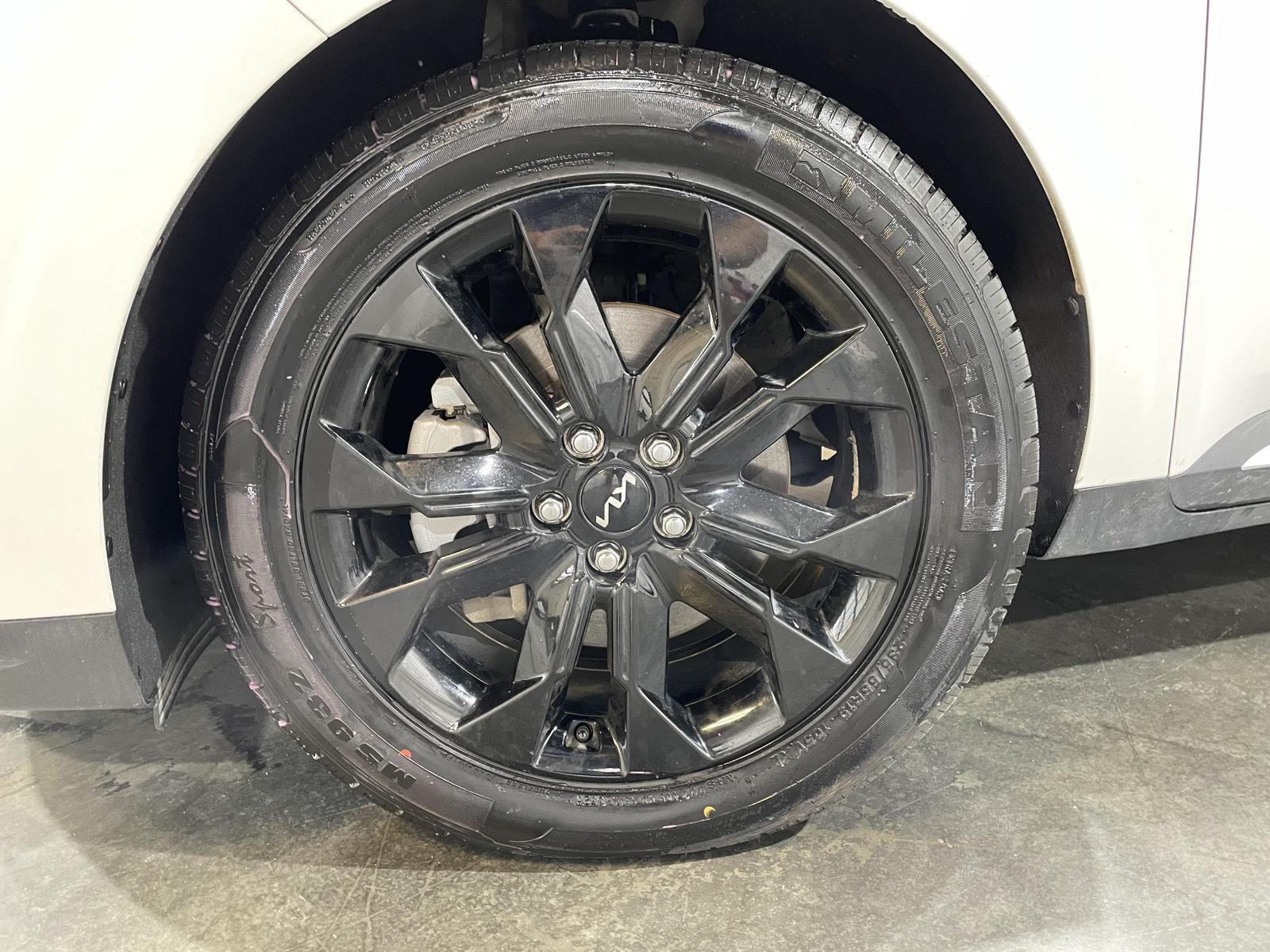 Vehicle photo 10