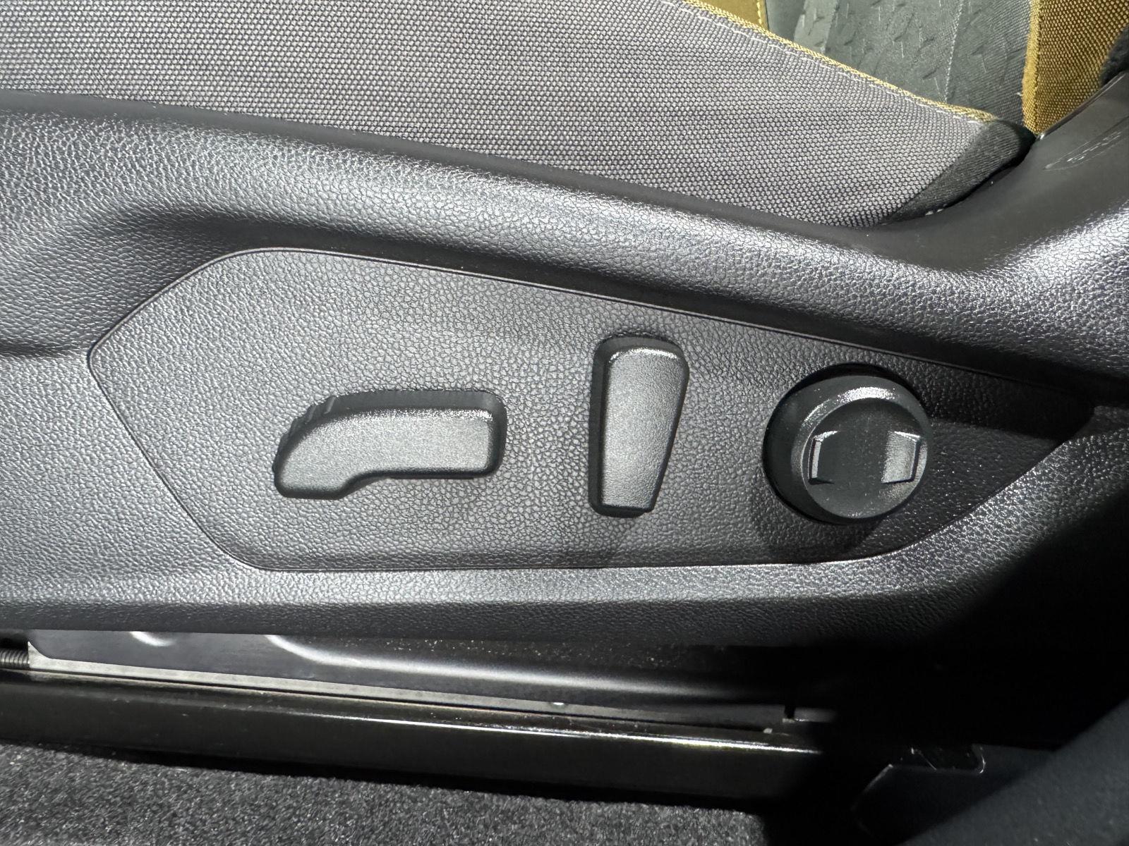 Vehicle photo 21