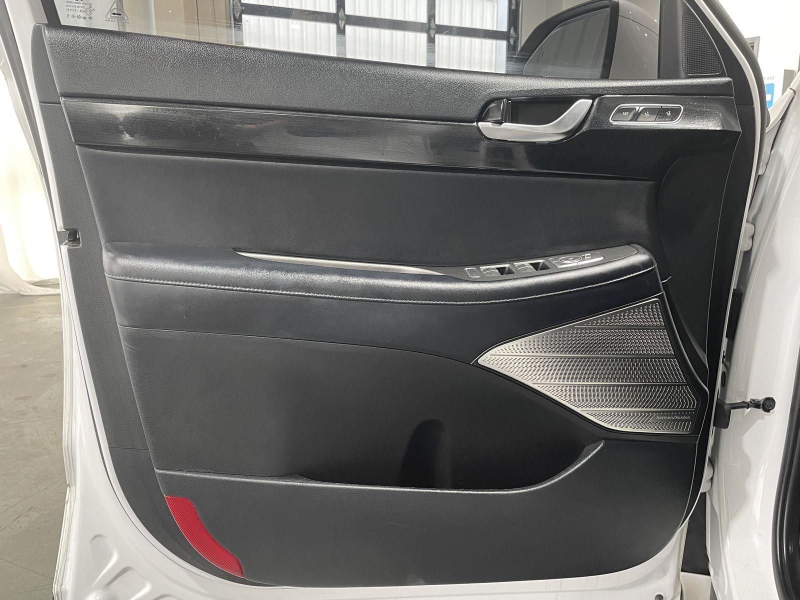 Vehicle photo 11