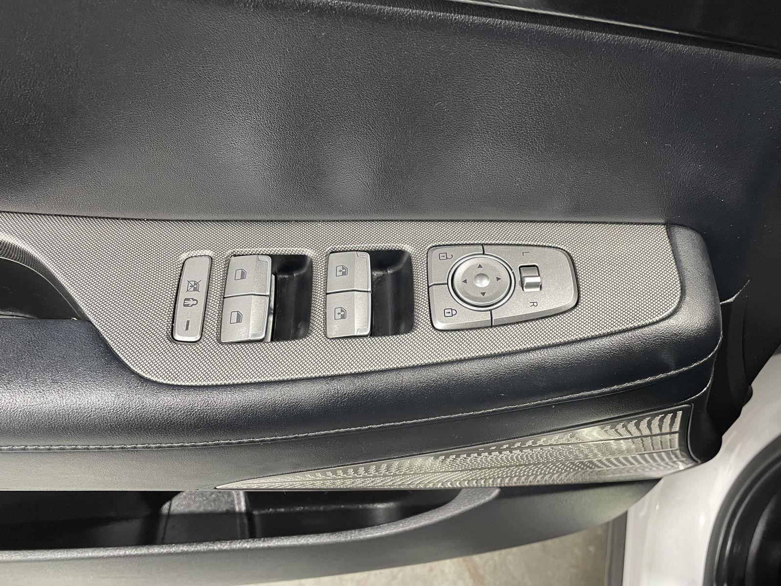 Vehicle photo 12