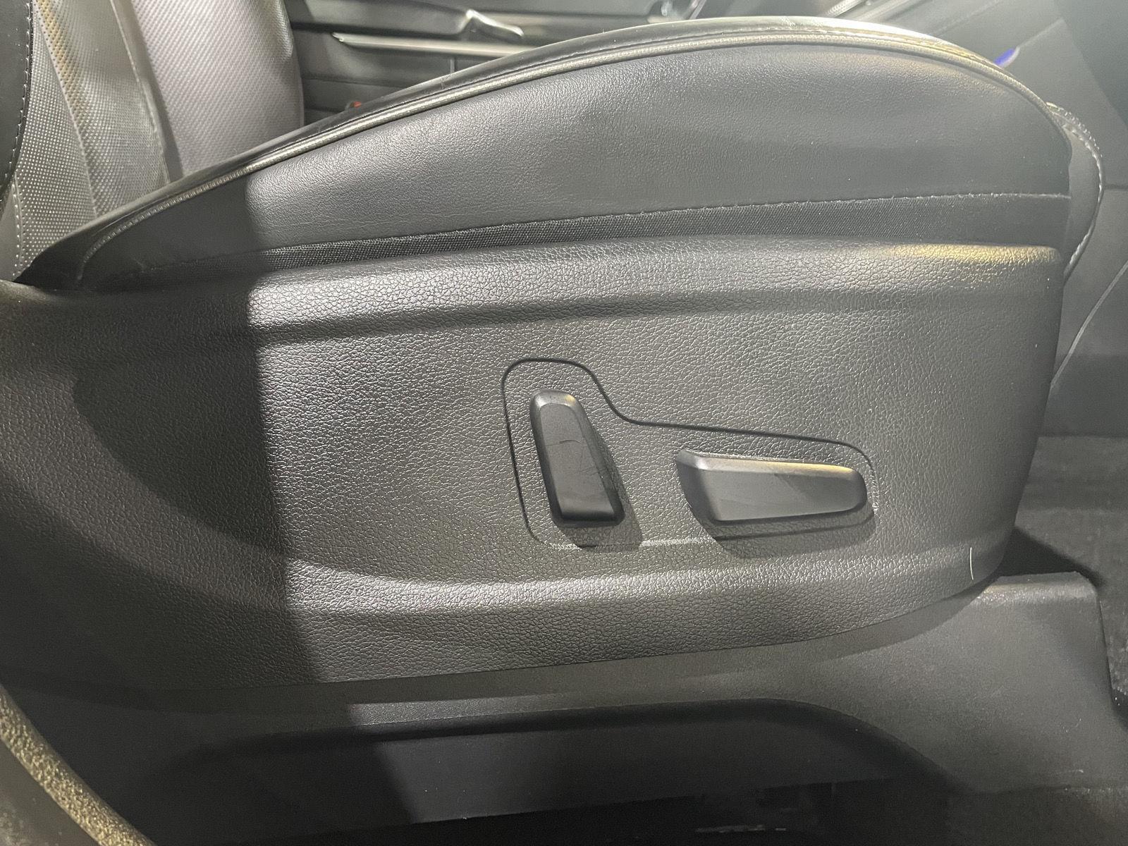 Vehicle photo 24