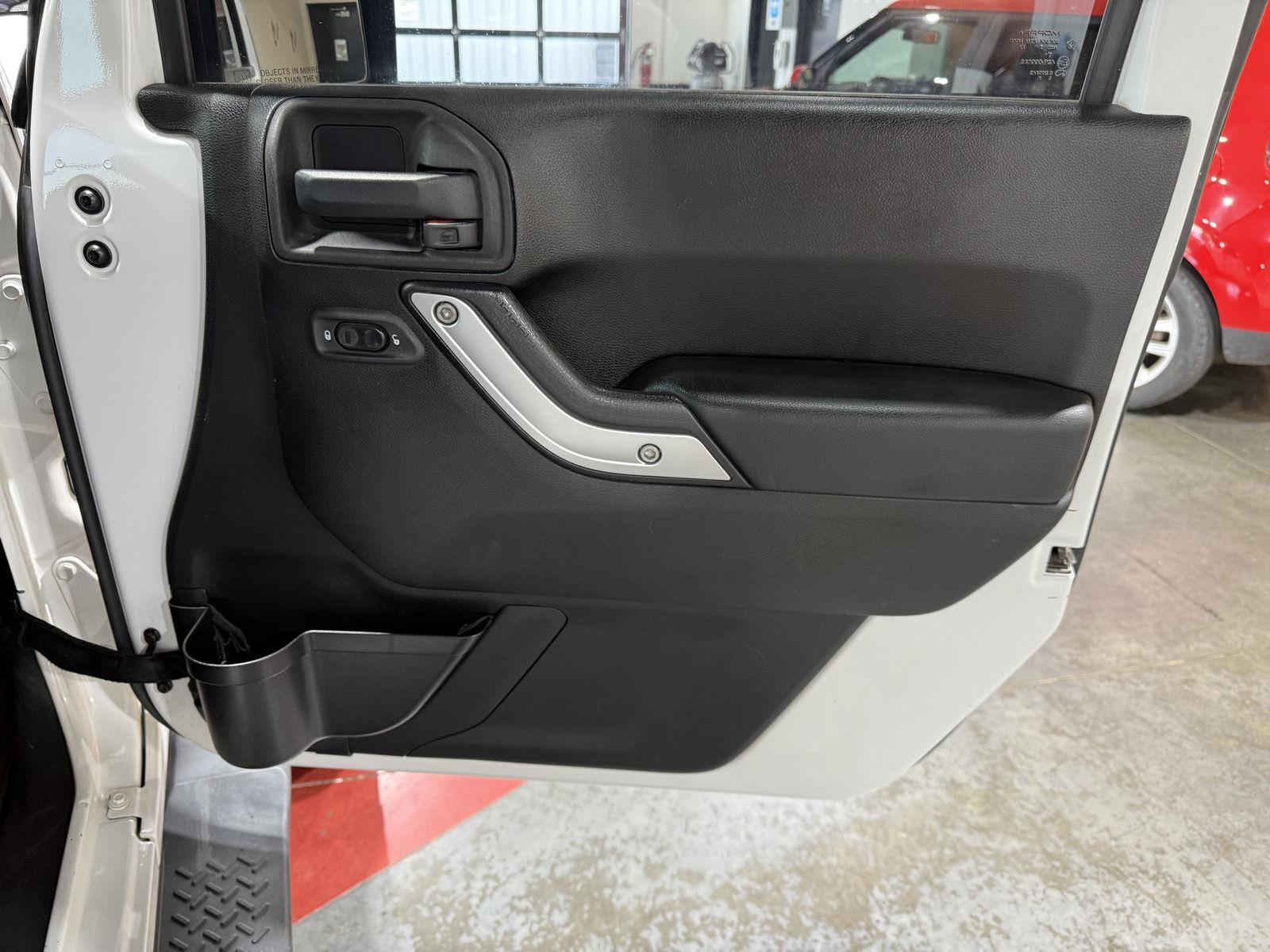 Vehicle photo 25