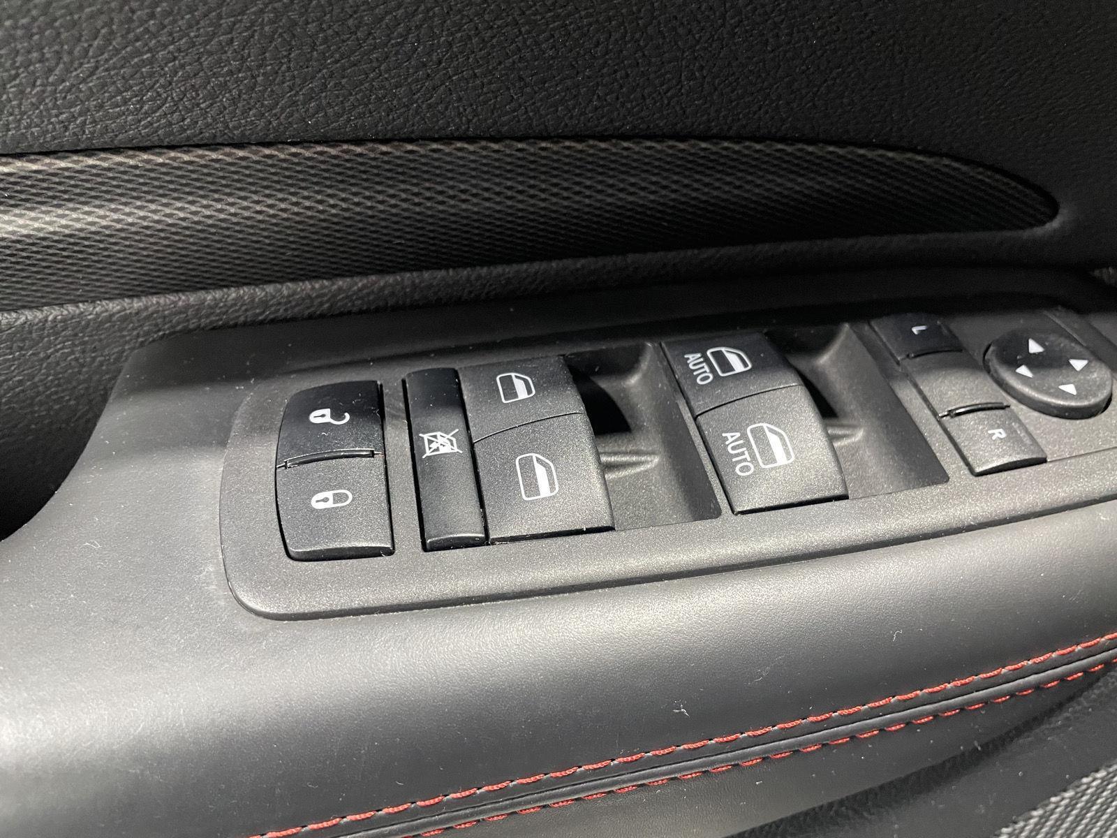 Vehicle photo 18